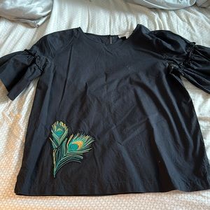 Short sleeved shirt with embroidery detailing